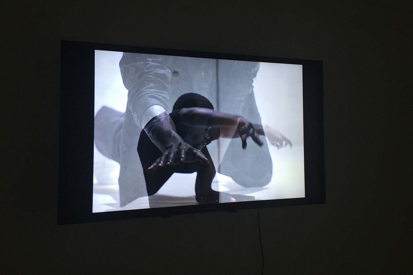 Videoinstallation Riven in Time
Tanzperfromance Shafiki Sseggayi
Galerie Karin Melchior, Kassel, 2019