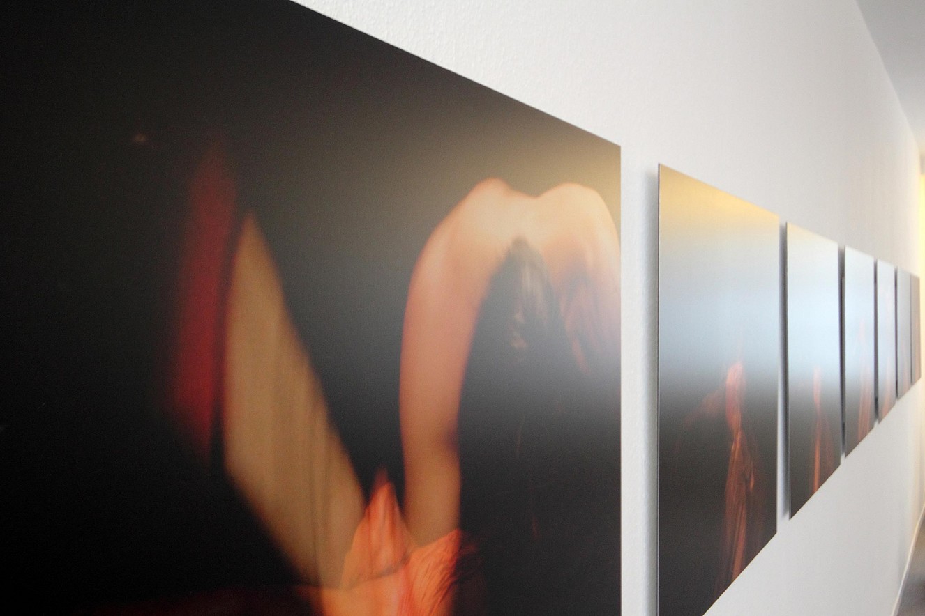 Seh(n)sucht- Dance, neunteilige Serie 
je 70x90 cm, Chromira pearl on Aludibond  
Ausstellung Balance, Galerie Melchior, Kassel
