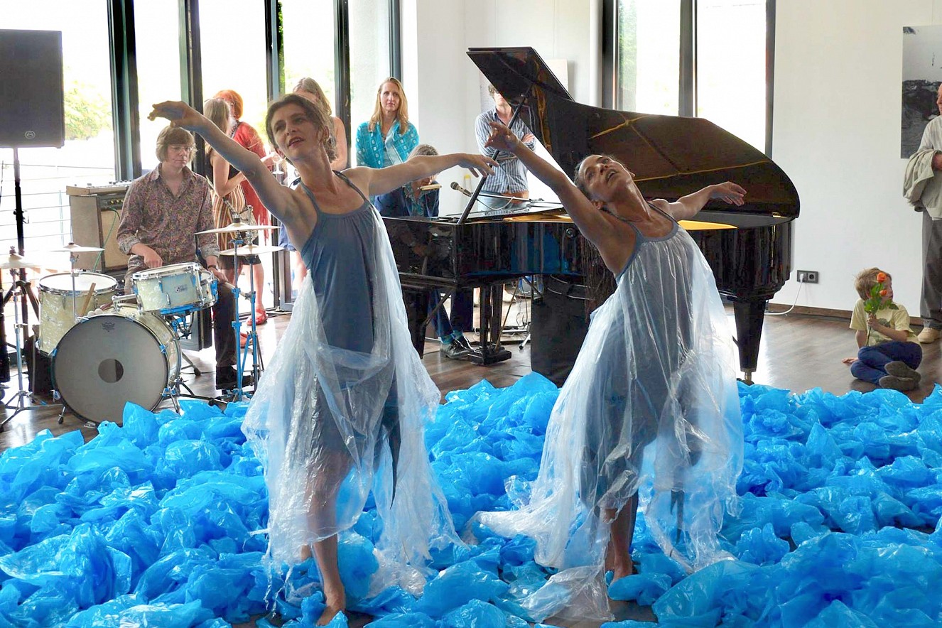 Eau Dich 
Tanz und Performance, Compagnie PULS ART  
M.Mélanie and K.Grenier, Bitteres Wasser