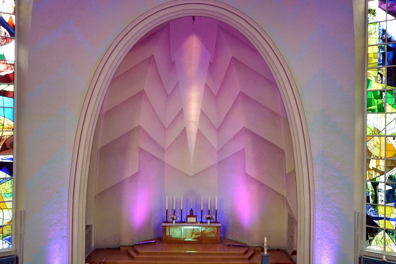 Sext, das Mittagslob  
Violett, die Farbe für Buße/Passion 
Videoinstallation Kreuzkirche Hohenzollerndamm