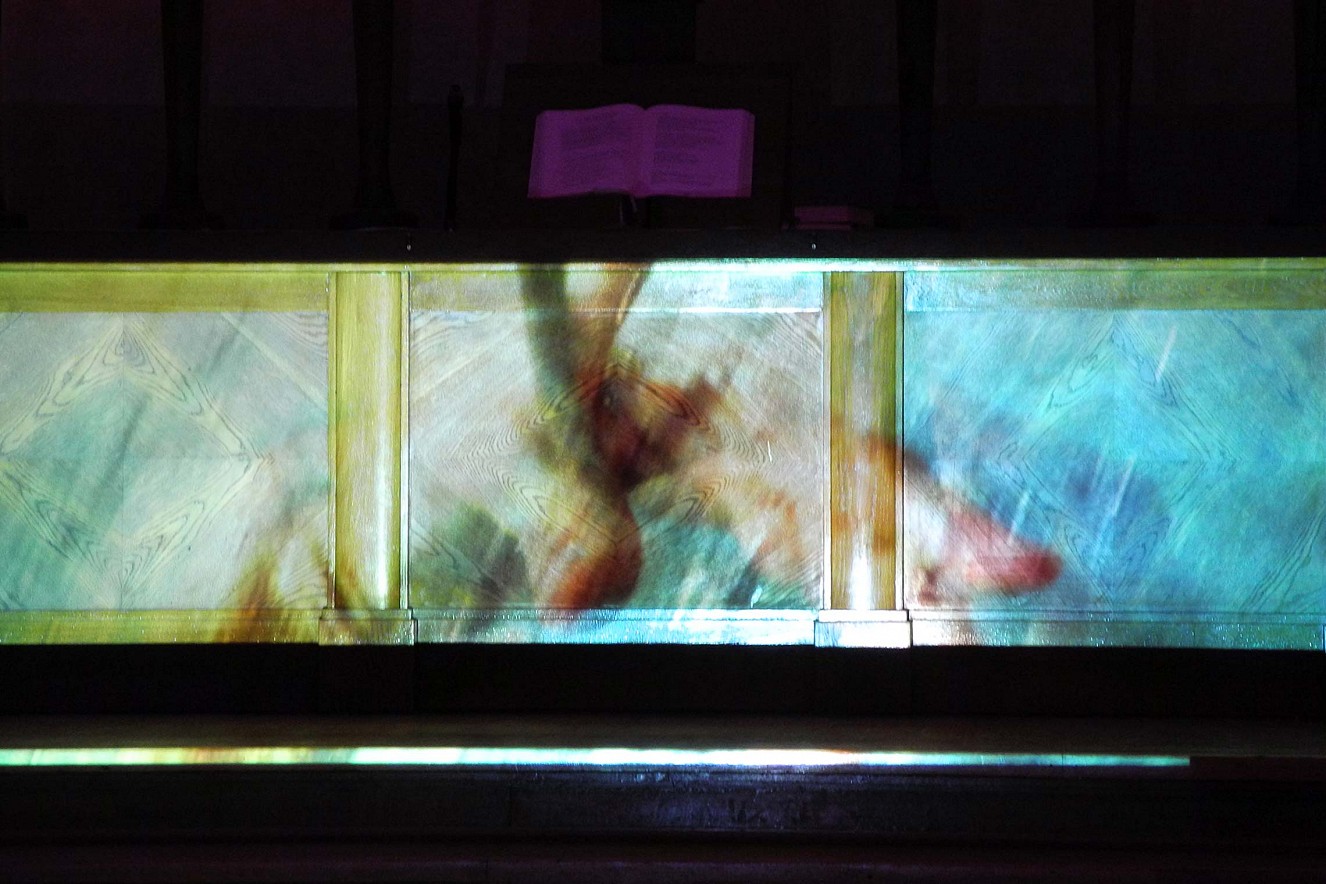 Sext, das Mittagslob  
Violett, die Farbe für Buße/Passion 
Videoinstallation Kreuzkirche Hohenzollerndamm