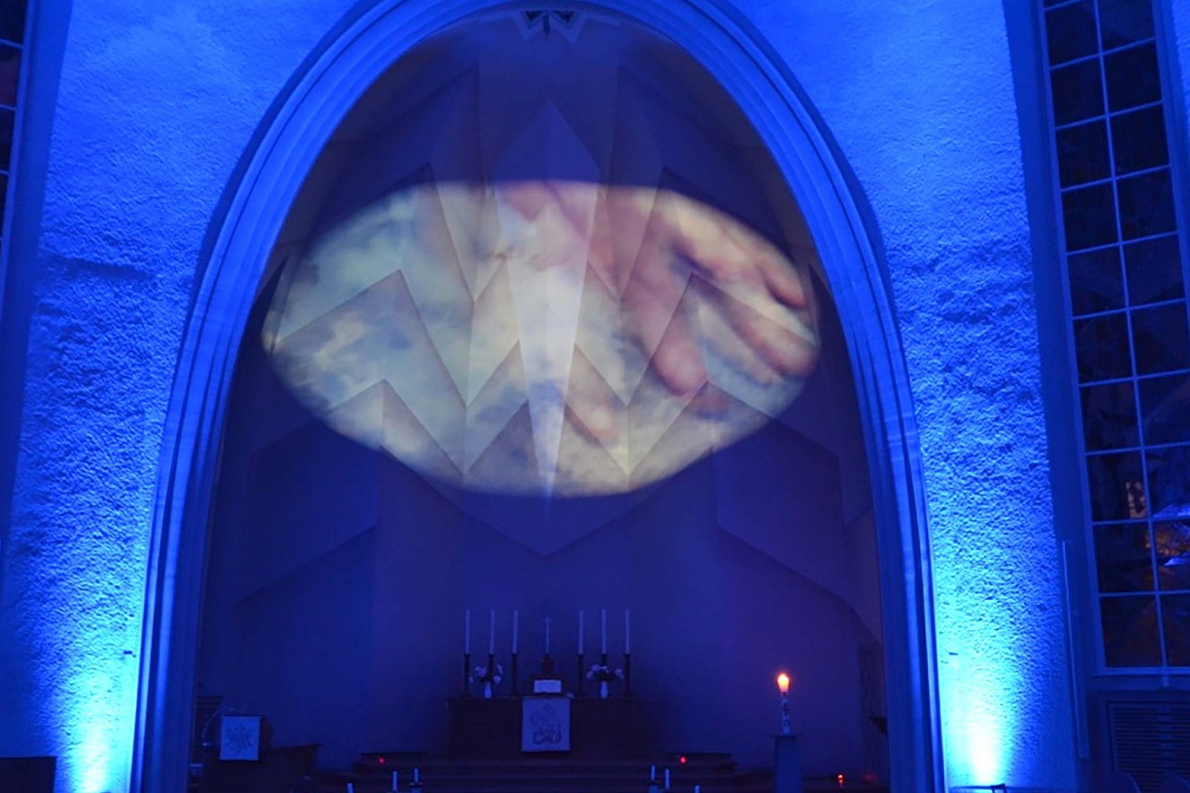 Blaues Portal 
Blau, die Farbe des Himmels 
Videoinstallation Kreuzkirche Hohenzollerndamm